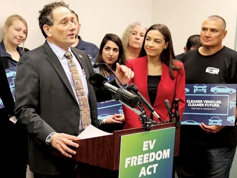 Congressman Andy Levin backs EV push, calls vehicles 'easy to love' - Vimarsana News